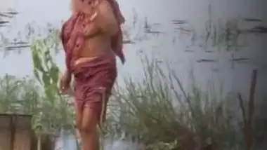 Aunty blouseless outdoor and showing boobs