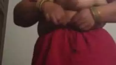 Indian porn tube of a busty aunty changing dress