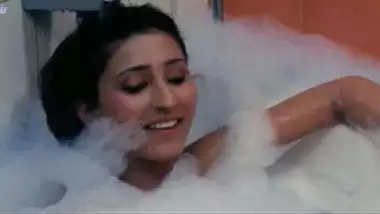 B Grade actress frolicks in bathtub