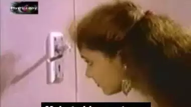 Chennai hot sexy girl peeping into bathroom