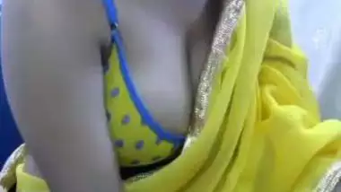 Big boobs Punjabi bhabhi webcam chat pallu slip