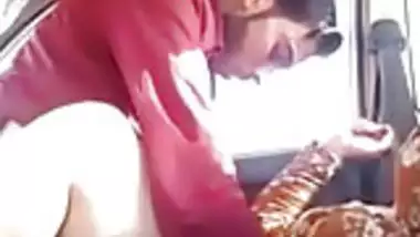 Desi Bhabhi cheating in Car with young caught pakistani aunt