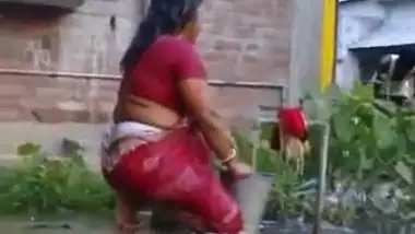 Indian aunty outdoor bath after sex mms