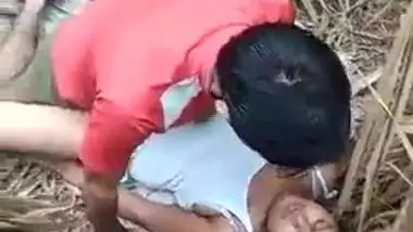 Desi porn video of a young girl in the field