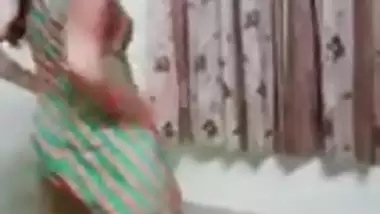 SEXY GIRL DANCING IN HER ROOM.mp40