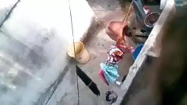 Desi aunty bathing caught by neighbour