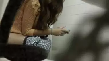 Sexy Indian Girl Peeing Caught On Cam