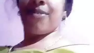 Aunty show her boobs 