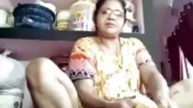 TIRUNELVELI TAMIL DELPHINE AUNTY SHOWING PUSSY HOLE