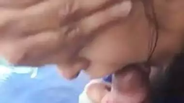 wife sucking hubbys lund in swimming pool