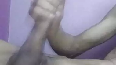 INDIAN GUY MASTURBATING HUGE CUM SHOT CUM BLAST