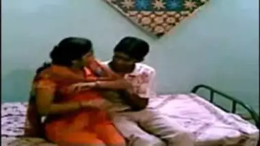 Young college guy sex with hot bhabhi