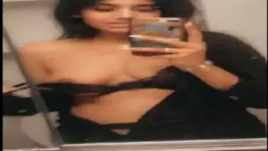 Hot mumbai college girl showing boobs during selfie