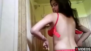 Hot desi indian girl showing her bigboobs in bra