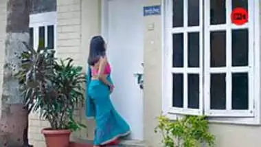 Desi Neighbour Bhabhi Flashes Young Guy