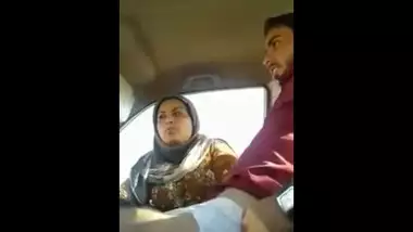 indian muslim aunty having fun in car