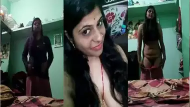 Desi Bhabhi striptease selfie MMS video