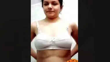 Beautiful Cute Paki Gf Showing Boobs And Pussy