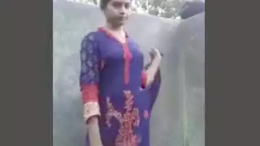 BANGLADESI SEXY BABE SHOOTS HERSELF BEFORE TALKING BATH FULL VIDEO