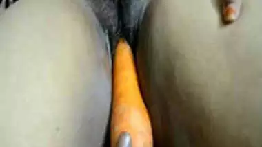 desi bhabhi inserting carrot in pussy