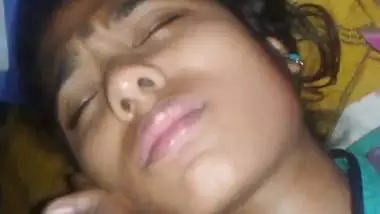 Desi closing eyes and accepting porn video