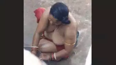 Mature Bhabhi Outdoor Bath