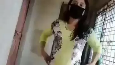 Desi sexy bhabi shwo her hot pussy