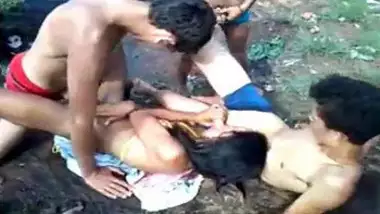 india callgirl doing bacchanal giving to 4 guys and fucked in the face