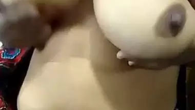 Bhabi Showing Her Boobs and Handjob