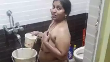 Dishaniya Aunty bathing video