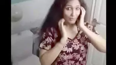 Desi cute girl show her boobs