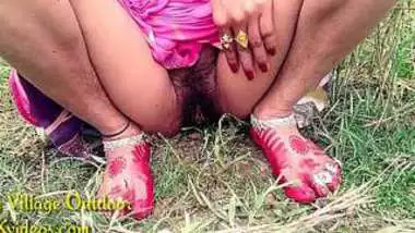 Desi village bhabi outdoor pee