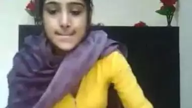 Indian college teen fingering vagina MMS