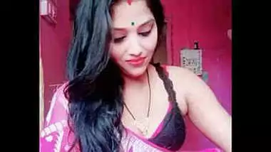 cute housewife bhabhi puja sharma navel show in bra