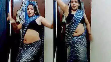 Desi Hot Aunty in Bra and Saree