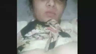 Cute Paki Bhabi Masturbating