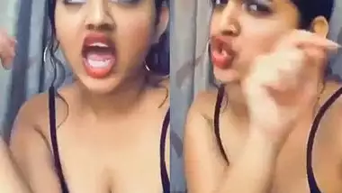 Lovely desi girl hot clevage