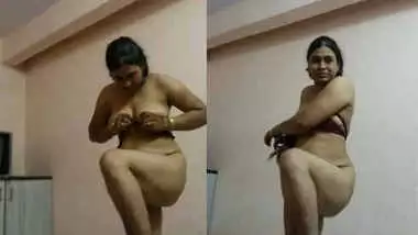 Desi bhabhi showing herself