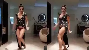 Desi beautiful punjabi girl dancing in panty on laung laachi song..Bouncing boobs