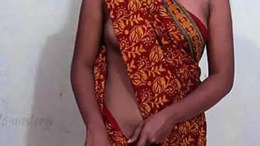 Slim aunty braless wearing sari showing hot cleavage and navel