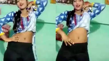 sexy desi gf lifting salwar and showing her sexy naval dance