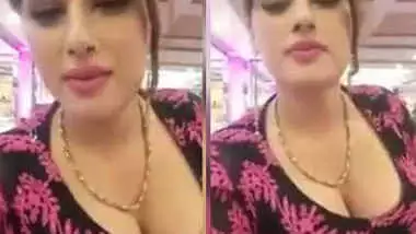 Desi Bhabhi Cleavage