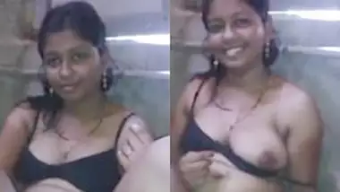 Cute desi babe showing boobs n pussy