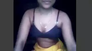 Desi village bhabi mid night fing her pussy