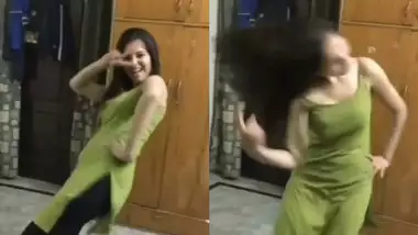 cute desi girl ziggling boobs