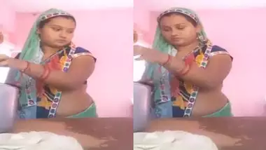 Desi Bhabhi Cooking Hot hip