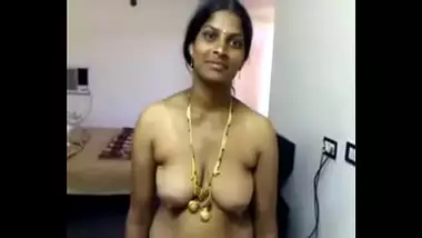 Telugu Wife Showing Saggy Boobs And Hot Ass