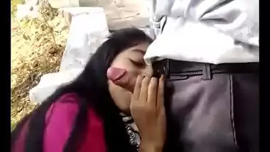 Desi Teen’s Free Blowjob In Open Place