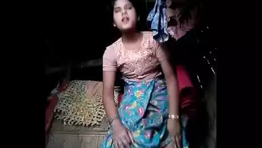 Sexy Village Ladki Exposing Pussy