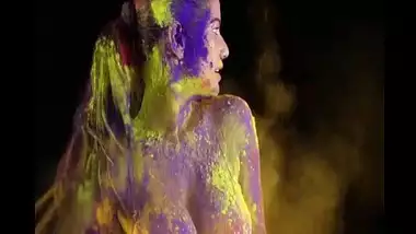 Poonam Pandey ki nangi ho kar sexy style me Happy Holi